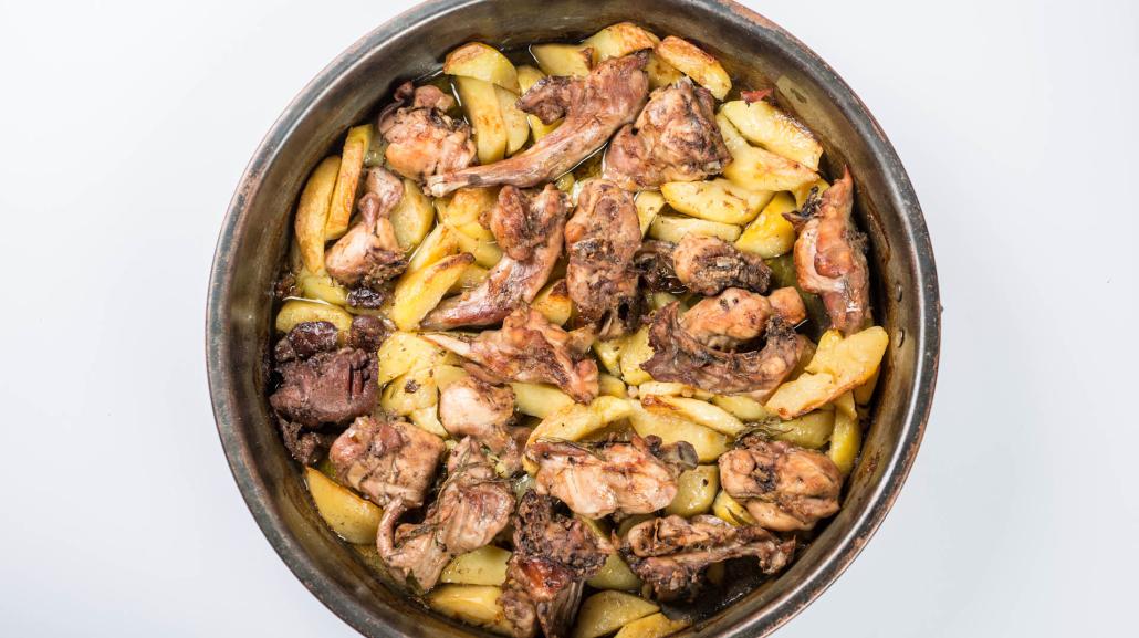 Coniglio sotto al coppo con patate